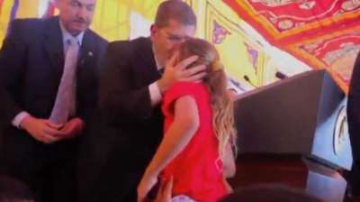 فيديو .. الرئيس المصري يوقف مؤتمرا من أجل طفلة نادته "ياعمو مرسي"