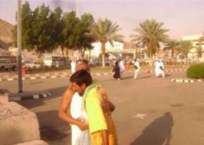 صورة..عامل نظافة يتحوّل لمليونير في مشهد مهيب بمكة..!! 9998350274.jpg