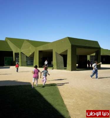 مدرسة خضراء جدرانها من الحشائش في أسبانيا