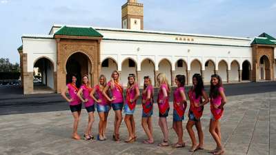 بالصور..المرشحات للقب ملكة جمال بلجيكا يثرن الغضب في المغرب لالتقاط صور بملابس مثيرة أمام مسجد