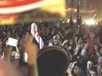 متظاهرون يحرقون مقر جماعة الإخوان في الإسكندرية واشتباكات عنيفة بين مؤيدي مرسي ومعارضيه في عدد من المحافظات