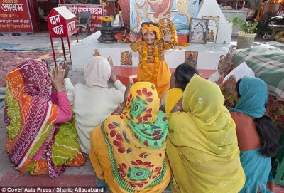 بالصور: قزمة هندية تصبح راهبة يعبدها الناس
