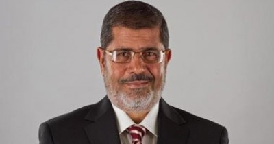 بالصور.. مرسي يخرج مسرعاً عقب صلاة الجمعة.. وحرّاسه "حفاة"