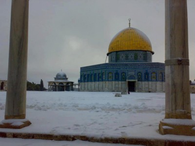 شاهد بالصور..الثلوج تتساقط على قبة الصخرة في المسجد الأقصى