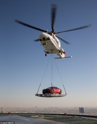 بالصور والفيديو… طائرة تنزل سيارة Aston Martin فوق قمة برج العرب