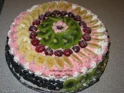 الكيـكة البيـضاء بالفواكة 9998367541.jpg