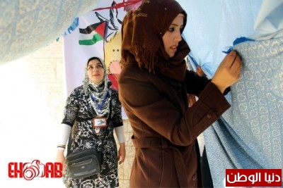 النساء بغزة يبنون خيمات التضامن الاسرى بسواعدهن شاهد الصور 9998367567.jpg