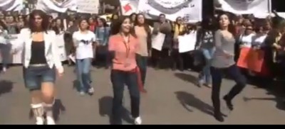 بالفيديو..لبنانيات يرقصن احتجاجاً أمام منزل رئيس مجلس النواب