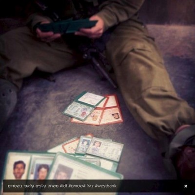 بالصورة... جنود الاحتلال يلعبون الشدة بـ"هويات" المواطنين