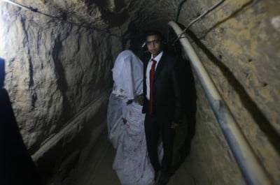 بالصور : شاب يتزوج داخل احد انفاق مدينة رفح