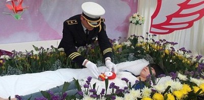 بالصور..صينية تقيم بروفة لجنازتها حتى ترى كيف سيكون الشعور بالموت