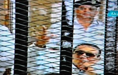بالصور والفيديو..المحكمة تتنحي عن نظر قضية مبارك لاستشعارها الحرج.. مبارك يلوح ويبتسم للحاضرين فى جلسة إعادة محاكمته.. محدث3