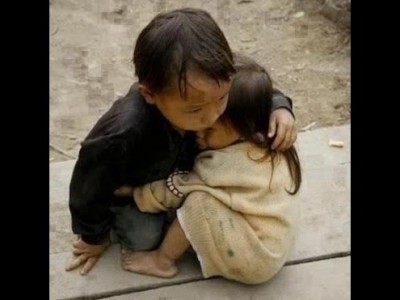 شاهد :  صورة مؤثرة لطفل مسلم في بورما يحتضن أخته بعد مقتل عائلتهما