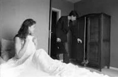 عاد زوج مصري إلى المنزل فوجد عشيق زوجته داخل دولاب غرفة نومه عاريًا