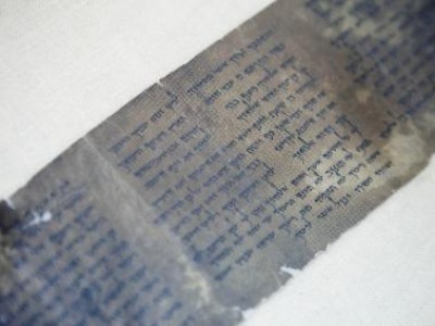 تحتفظ بها منذ 70 عاما.. عائلة فلسطينية تعرض بيع أجزاء من مخطوطات البحر الميت