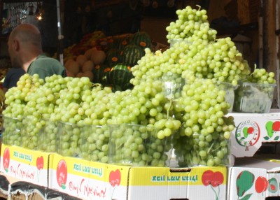 بالصور .. عنب المستوطنات يحتل السوق الفلسطيني