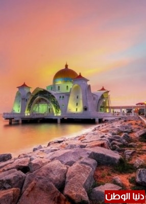 بالصور ..  اجمل مساجد في العالم تحفة في مسجد مضيق مالاكا في جزيرة ملقا بماليزيا