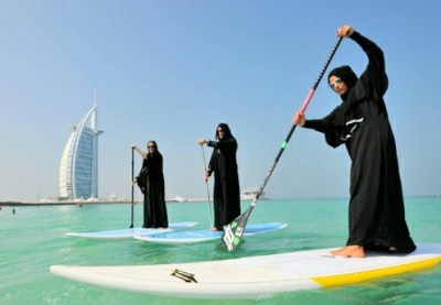 بالصور: اماراتيات يركبن الامواج بالعباءة