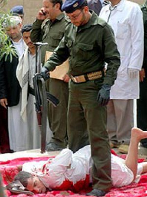 شاهد بالصور: إعدام شاب يمني بالرصاص بتهمة اغتصاب وقتل طفل