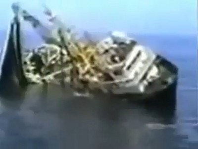 شاهد بالفيديو: لحظة غرق قارب الموت بليبيا والذي راح ضحيته عشرات الفلسطينيين شاهد بالفيديو: لحظة غرق قارب الموت بليبيا والذي راح ضحيته عشرات الفلسطينيين