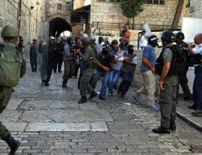 خلال اقتحام للمستوطنين.. شرطة الاحتلال تعتدي بالضرب على مُصلي بالأقصى