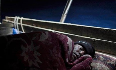 حفيد "بلفور" يصطاد الأسماك في غزة .. ويعترف بمسؤولية دولته عن مأساة فلسطين .. شاهد الصور