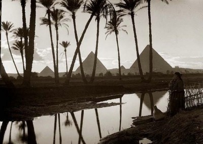 صور نادرة للأهرام في مصر وبجوارها أحد فروع نهر النيل قبل تجفيفه
