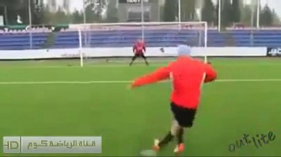فيديو: لاعب يسجل هدفاً بطريقة خيالية