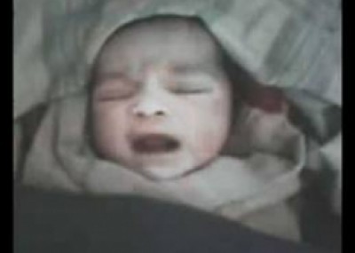فيديو.. طفل حديث الولادة بدمشق يستبدل البكاء وينطق "الله"