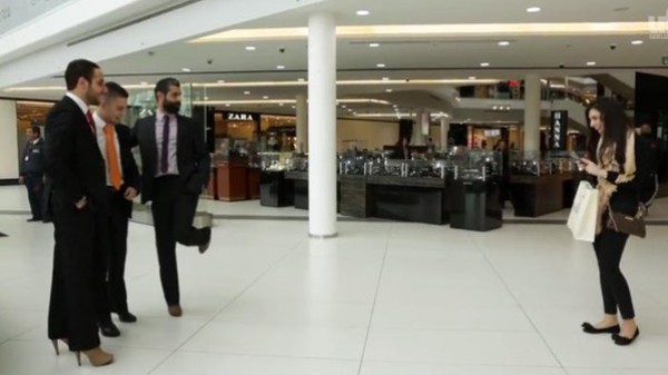 بالفيديو ..3 رجال لبنانيين بالبزة الرسمية يتجولون بالكعب العالي داخل مجمع في بيروت