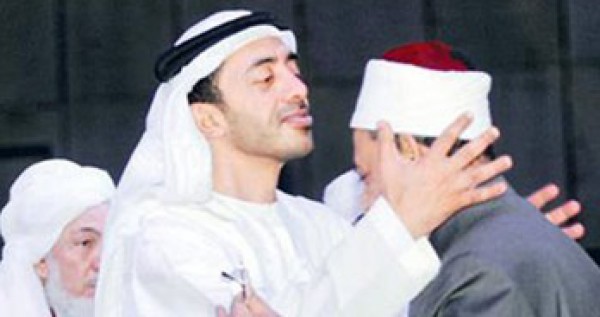 صورة وزير خارجية الإمارات يقبل رأس شيخ الأزهر تلقى تفاعلاً على مواقع التواصل