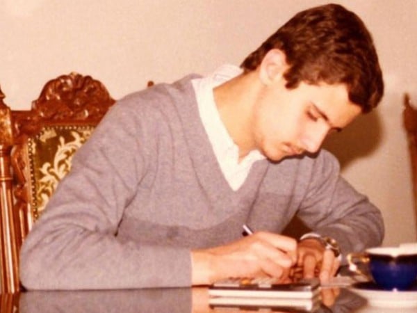 صورة نادرة.. بشار الأسد يراجع دروسه بتركيز شديد