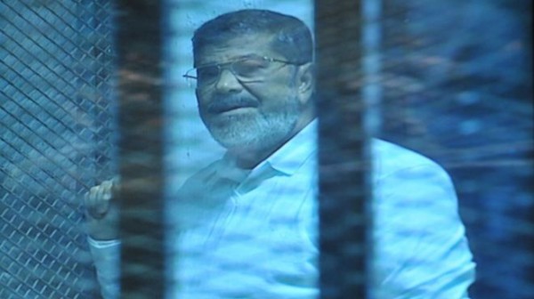 وصول مرسي الى أكاديمة الشرطة لانعقاد جلسة سرية بقضية التخابر