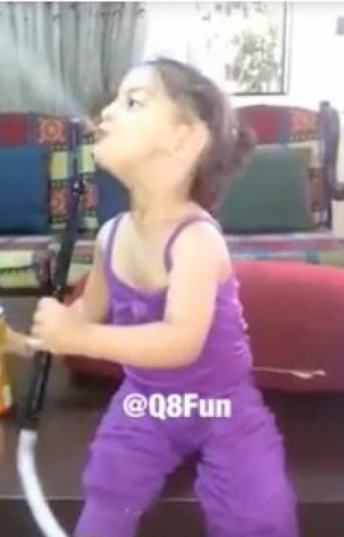 بالفيديو.. طفلة تشرب الشيشة بطريقة احترافية.. ووالدتها هي من تصورها!