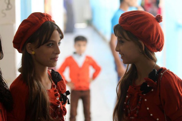 مواطنون يستقبلون العيد في المدارس بعد تدمير منازلهم خلال الحرب..صور