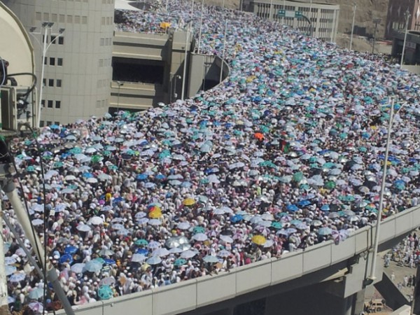 الحجاج يرمون الجمرات الثلاث في أول أيام التشريق