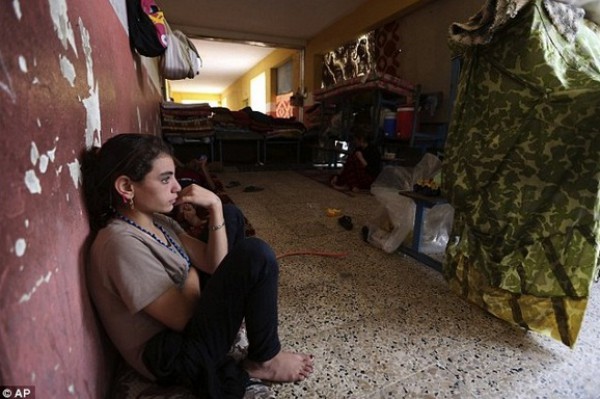 صحيفة تنشر القصة الكاملة لطفلة باعها "داعش" في سوق العبيد..تزوجت فلسطيني قبل أن تقتله وتهرب