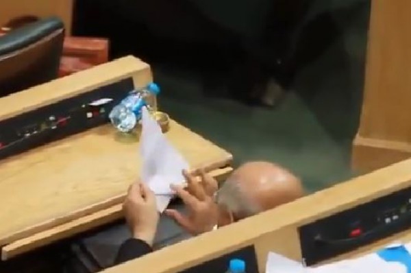 فيديو: نائب أردني يحاول صنع "صاروخ من الورق" خلال جلسة البرلمان