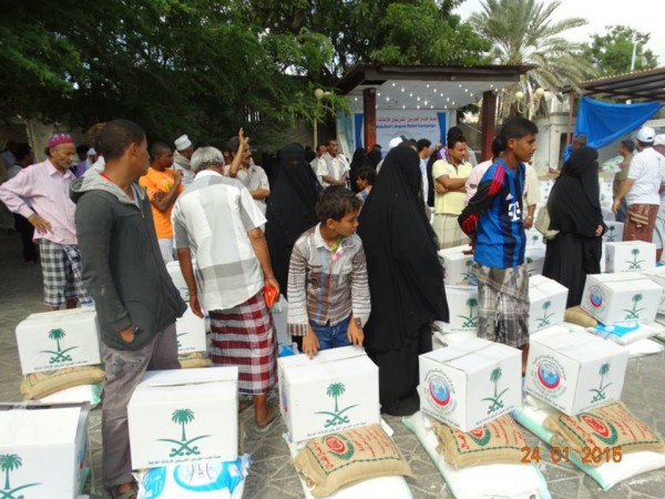 توزيع توزيع (2000) سلة غذائية ضمن حملة خادم الحرمين الشريفين للإغاثة العاجلة بعدن   دنيا الوطن