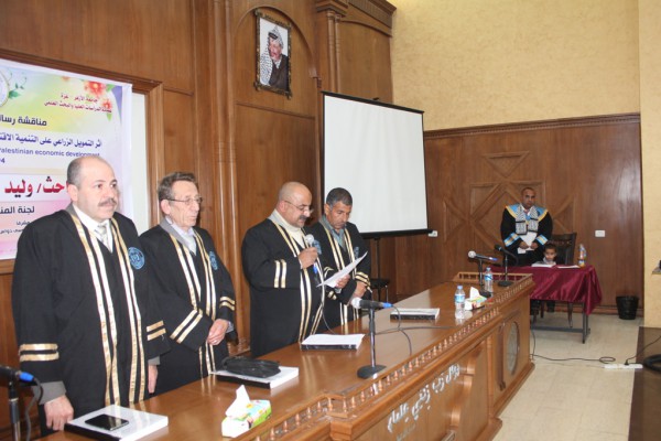 جامعة الأزهر بغزة تمنح درجة الماجستير للباحث الاقتصادي وليد أبو عمرة   دنيا الوطن