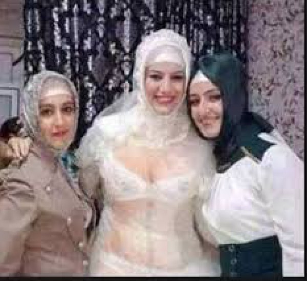 صورة.. محجبة تونسية تشعل  فيس بوك  بسبب فستان زفافها المكشوف   دنيا الوطن