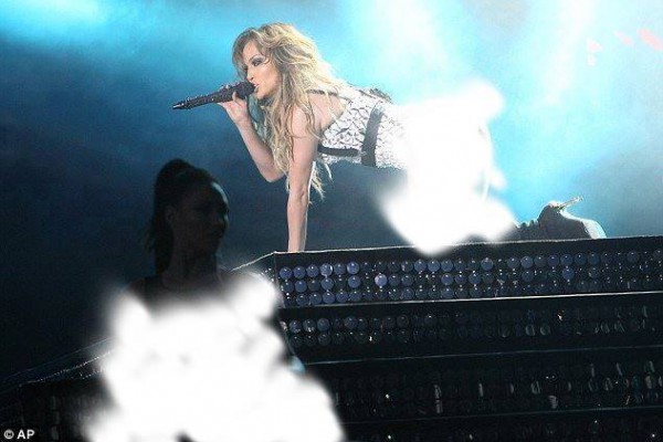 بالصور طوارئ وأزمة في المغرب بسبب ملابس جينيفر لوبيز الجريئة جدا