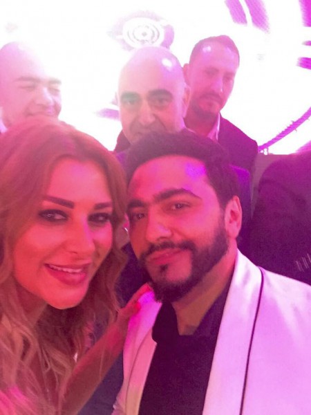 بالفيديو مذيعة بملابس جريئة تحرج تامر حسني وتُقبله ثلاث مرات