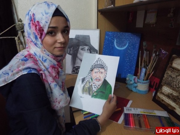 غزة :"أمل" .. فنّانة ترسم الانتفاضة على الحجارة والبيض .. ! (صور) غزة :"أمل" .. فنّانة ترسم الانتفاضة على الحجارة والبيض .. ! (صور)