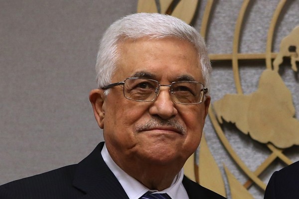 بالصور: الرئيس الفلسطيني محمود عباس يكرم إعلامي لبناني شهير ويمنحه جواز سفر فلسطيني‎