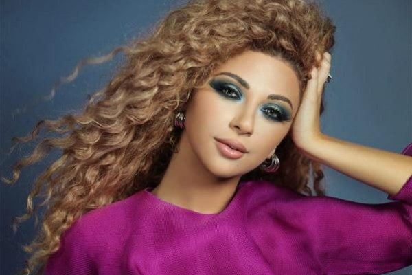ميريام فارس تستعرض رشاقتها بعد الولادة بـ شورت جديد
