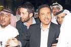 بالصور.. محمد عبده يصل جدة ومحبوه يستقبلونه بالرقص والمزمار