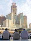 رش المصلين برذاذ المياه وتهوية المعتمرين.. وسائل تطوعية جديدة لـ«طالبي الأجر» في مكة