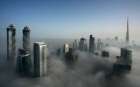 ناطحات السحاب في دبي بين الضباب الكثيف