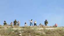 مستوطنون يعتدون بالحجارة على مركبات فلسطينية قرب نحالين في بيت لحم